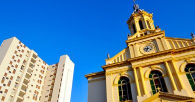 Prédio residencial ao lado da Igreja Matriz de Itu, representando o contraste entre o crescimento urbano e a tradição no interior paulista.