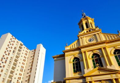 Prédio residencial ao lado da Igreja Matriz de Itu, representando o contraste entre o crescimento urbano e a tradição no interior paulista.