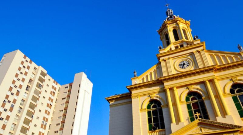 Prédio residencial ao lado da Igreja Matriz de Itu, representando o contraste entre o crescimento urbano e a tradição no interior paulista.