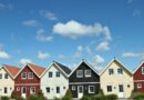Conjunto de casas coloridas alinhadas lado a lado, com diferentes fachadas e telhados, representando variedade de tipos de casas em condomínio residencial